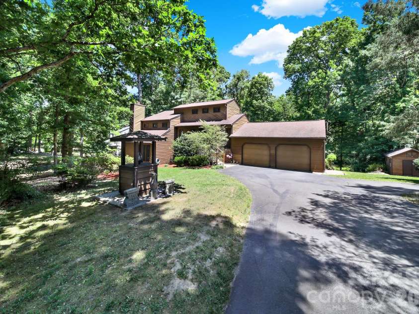 11510 Gelding Drive, Charlotte, NC 28215.  MLS# CAR4378310, YatesRealty ID 24702. 