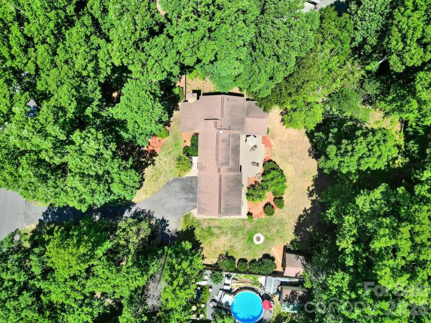 11510 Gelding Drive, Charlotte, NC 28215.  MLS# CAR4378310, YatesRealty ID 24702. 