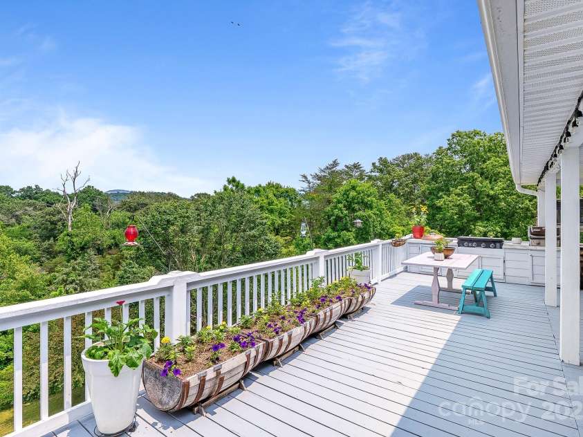 150 Lauren Lane, Franklin, NC 28734.  MLS# CAR4279200, YatesRealty ID 24703. 