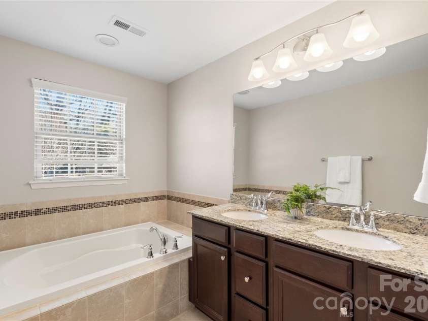 1845 Fleetwood Drive, Charlotte, NC 28208.  MLS# CAR4338541, YatesRealty ID 24707. 