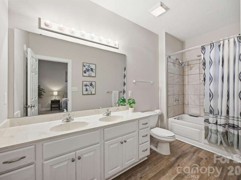 118 Par Place, Mooresville, NC 28115.  MLS# CAR4379014, YatesRealty ID 24709. Primary bath