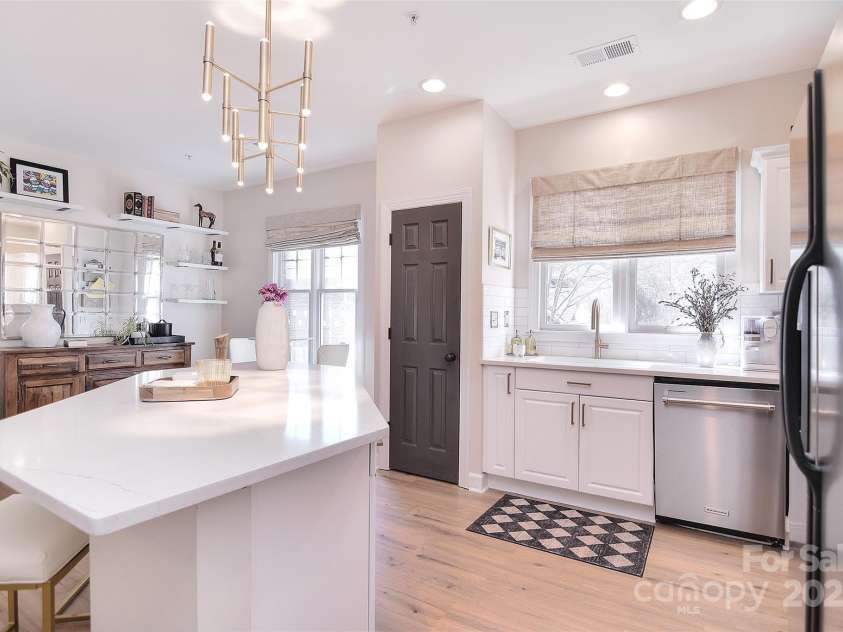 4860 S Hill View Drive, Charlotte, NC 28210.  MLS# CAR4228385, YatesRealty ID 2471. 