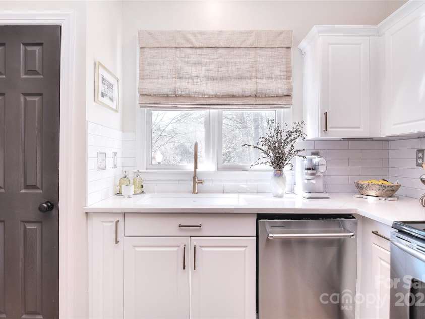 4860 S Hill View Drive, Charlotte, NC 28210.  MLS# CAR4228385, YatesRealty ID 2471. 