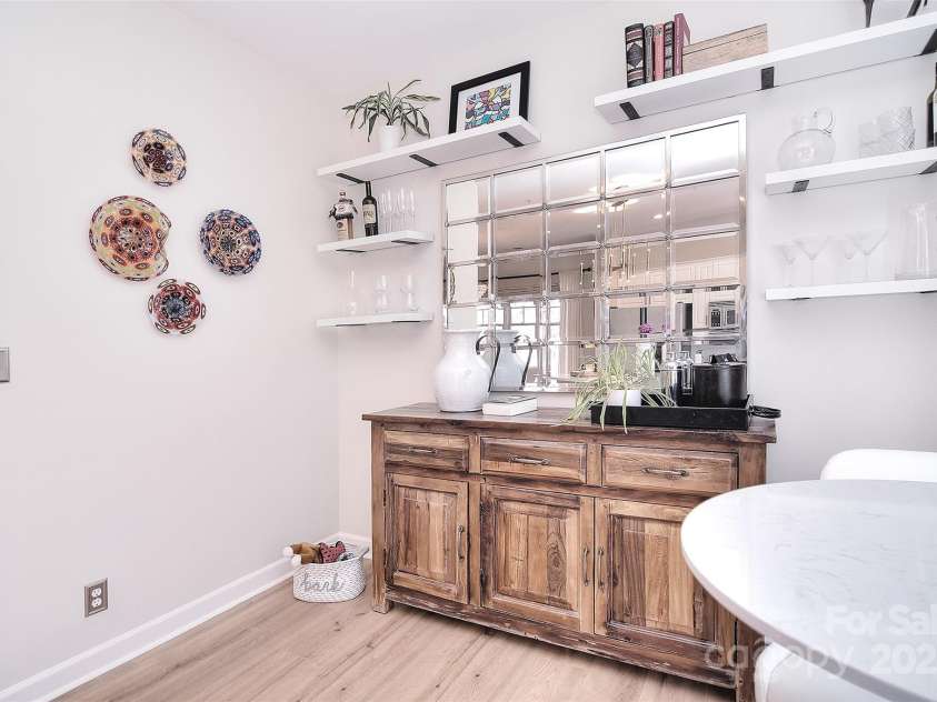 4860 S Hill View Drive, Charlotte, NC 28210.  MLS# CAR4228385, YatesRealty ID 2471. 