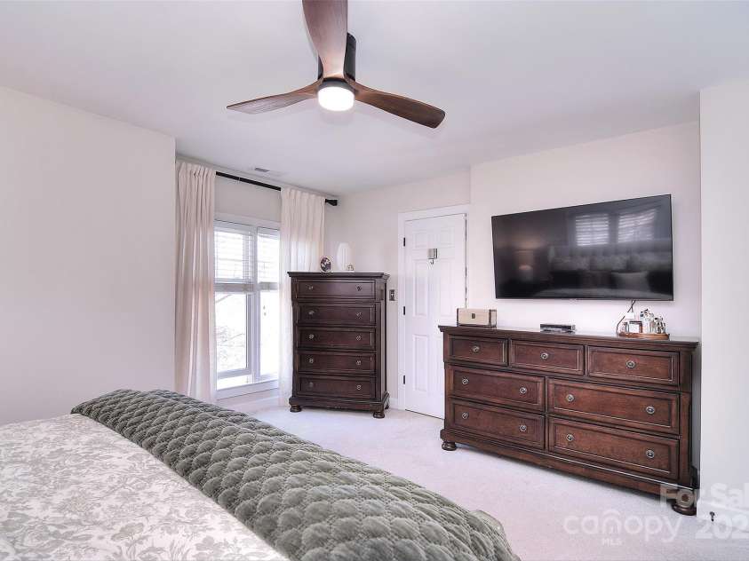 4860 S Hill View Drive, Charlotte, NC 28210.  MLS# CAR4228385, YatesRealty ID 2471. 