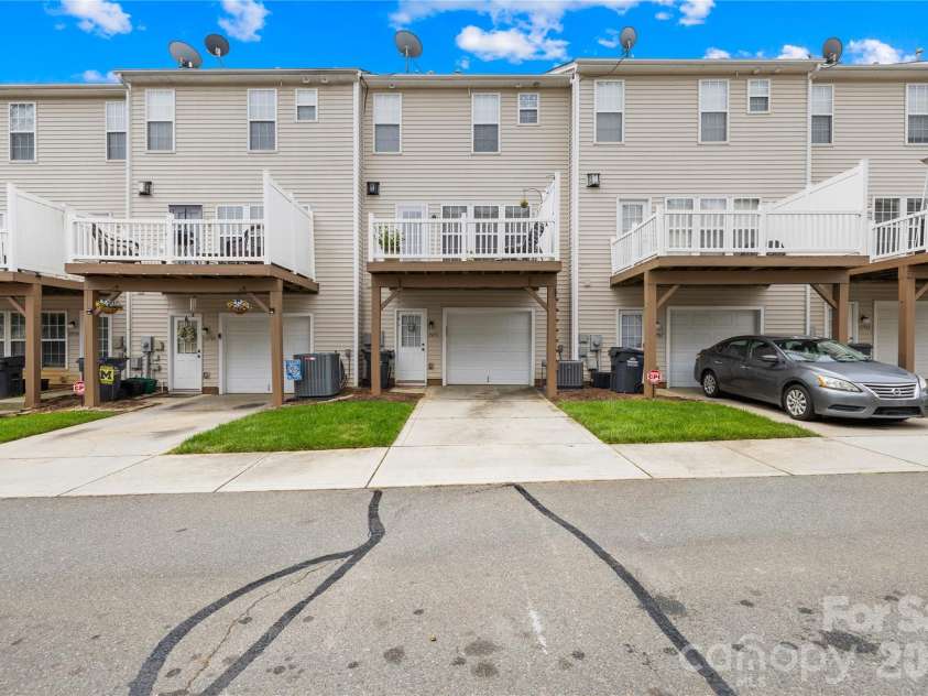 15711 King Louis Court, Charlotte, NC 28277.  MLS# CAR4381034, YatesRealty ID 24711. 