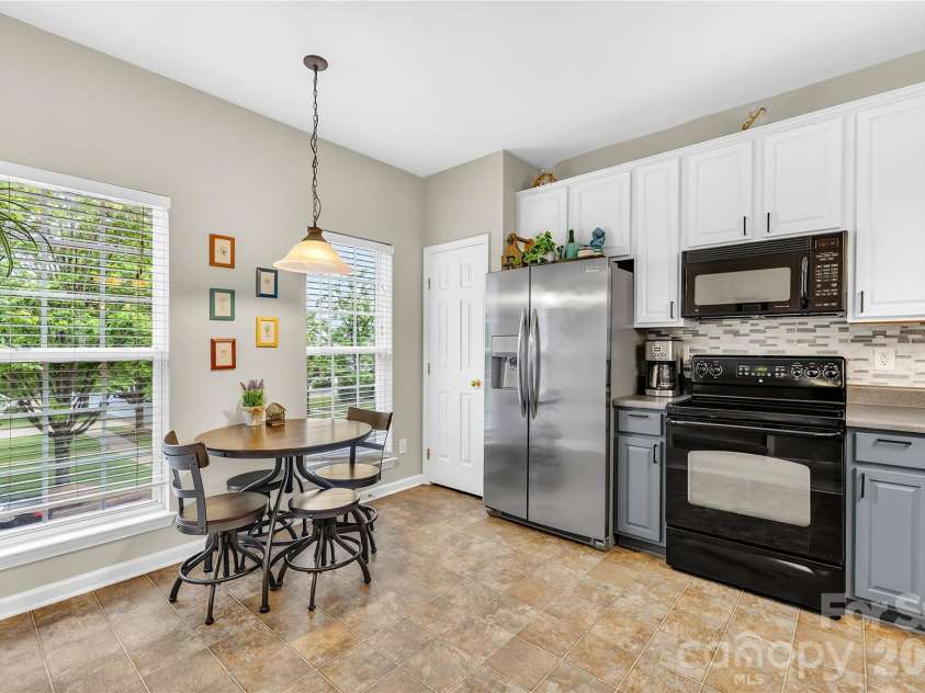 15711 King Louis Court, Charlotte, NC 28277.  MLS# CAR4381034, YatesRealty ID 24711. Kitchen Pantry