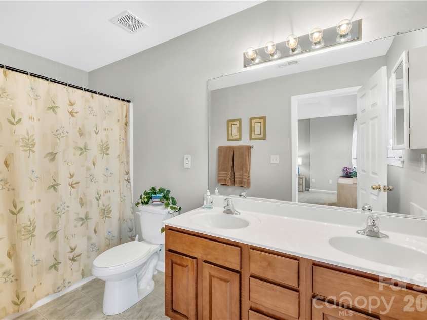 15711 King Louis Court, Charlotte, NC 28277.  MLS# CAR4381034, YatesRealty ID 24711. Primary Bathroom
