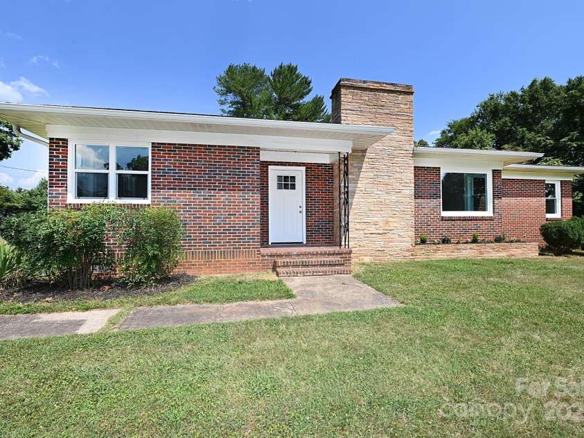 737 8th Street, Hickory, NC 28602.  MLS# CAR4279309, YatesRealty ID 24714. 