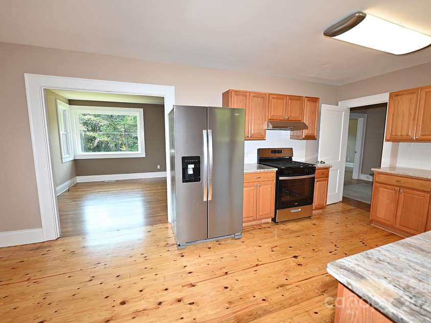 737 8th Street, Hickory, NC 28602.  MLS# CAR4279309, YatesRealty ID 24714. 