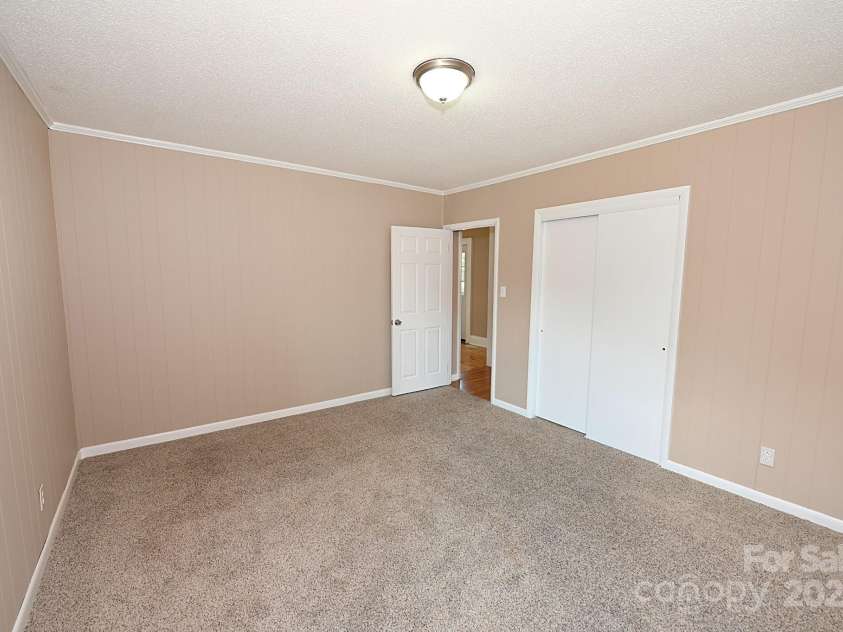 737 8th Street, Hickory, NC 28602.  MLS# CAR4279309, YatesRealty ID 24714. 