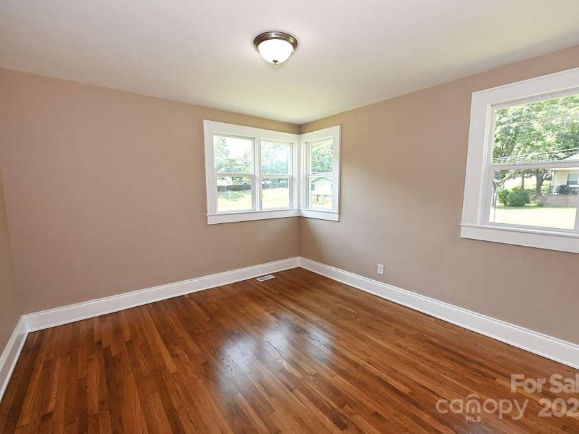 737 8th Street, Hickory, NC 28602.  MLS# CAR4279309, YatesRealty ID 24714. 