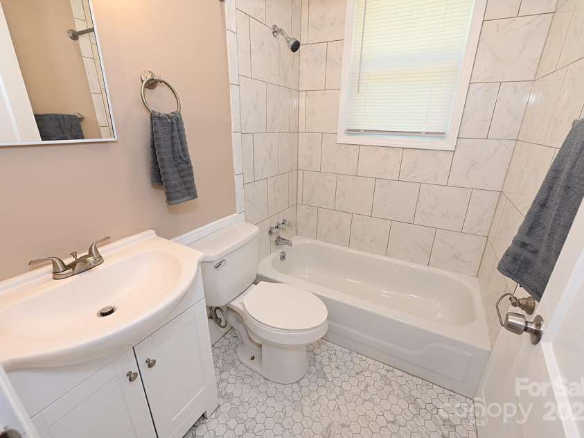 737 8th Street, Hickory, NC 28602.  MLS# CAR4279309, YatesRealty ID 24714. 