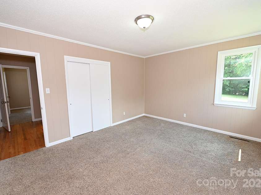 737 8th Street, Hickory, NC 28602.  MLS# CAR4279309, YatesRealty ID 24714. 