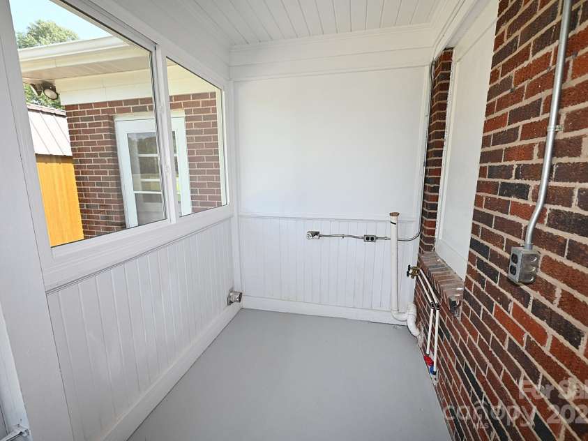 737 8th Street, Hickory, NC 28602.  MLS# CAR4279309, YatesRealty ID 24714. 