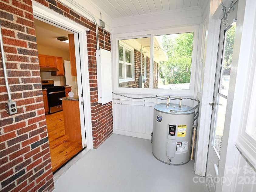 737 8th Street, Hickory, NC 28602.  MLS# CAR4279309, YatesRealty ID 24714. 