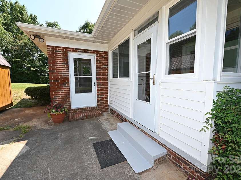 737 8th Street, Hickory, NC 28602.  MLS# CAR4279309, YatesRealty ID 24714. 