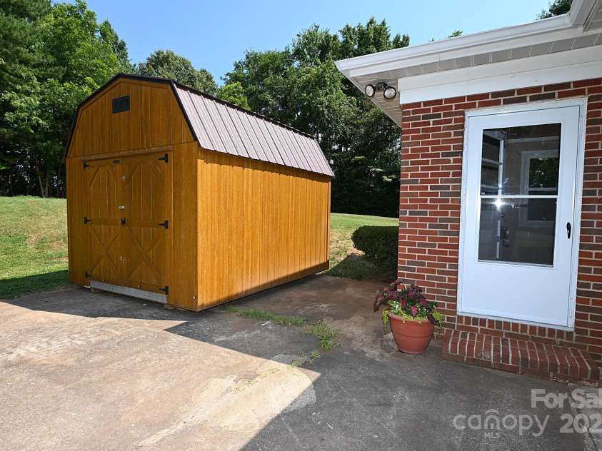 737 8th Street, Hickory, NC 28602.  MLS# CAR4279309, YatesRealty ID 24714. 