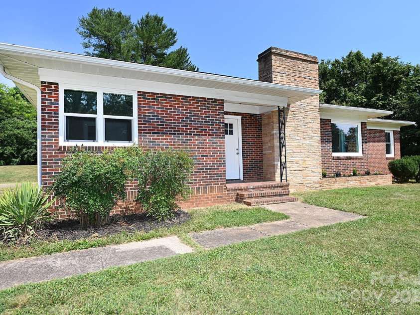 737 8th Street, Hickory, NC 28602.  MLS# CAR4279309, YatesRealty ID 24714. 