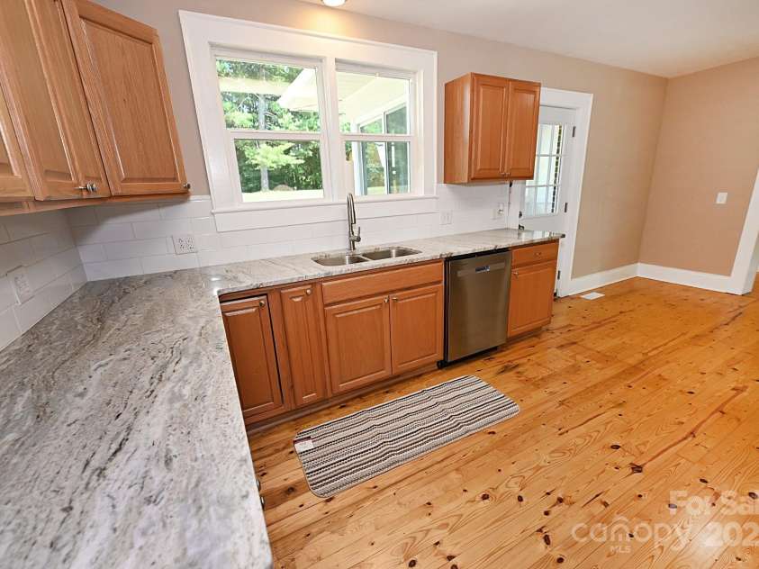 737 8th Street, Hickory, NC 28602.  MLS# CAR4279309, YatesRealty ID 24714. Granite countertops