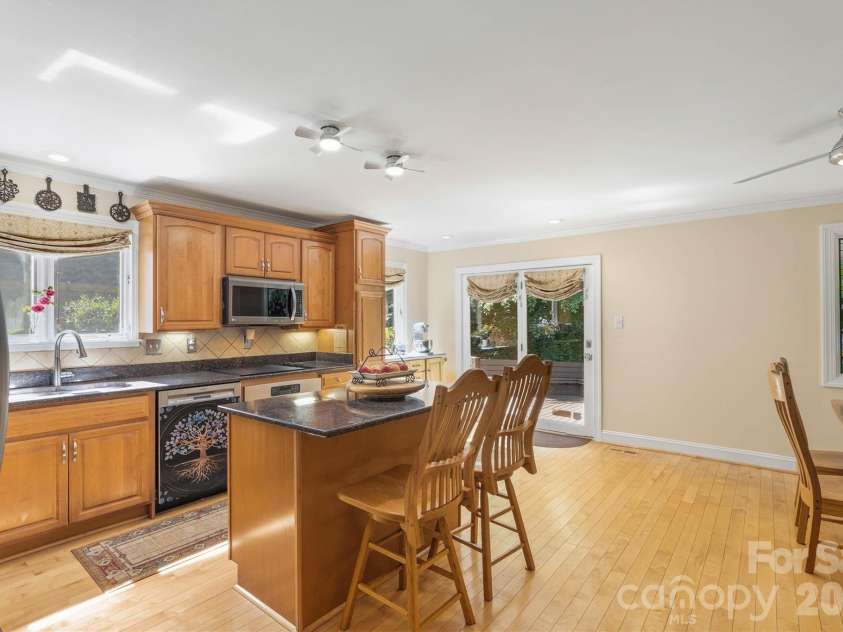 655 21st Avenue, Hickory, NC 28601.  MLS# CAR4381093, YatesRealty ID 24715. 