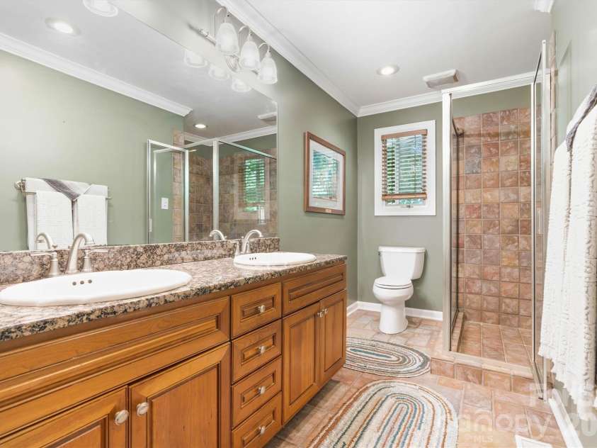 655 21st Avenue, Hickory, NC 28601.  MLS# CAR4381093, YatesRealty ID 24715. 