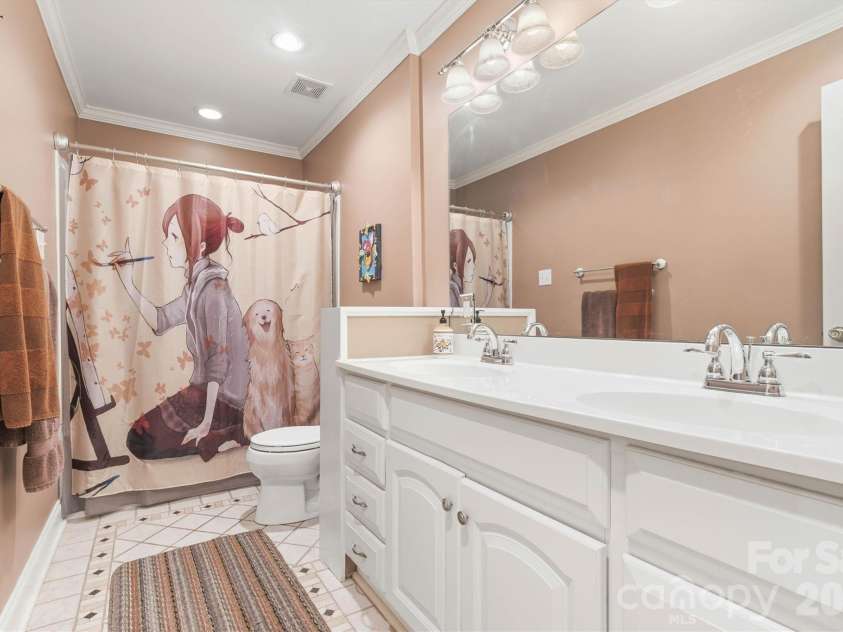 655 21st Avenue, Hickory, NC 28601.  MLS# CAR4381093, YatesRealty ID 24715. 