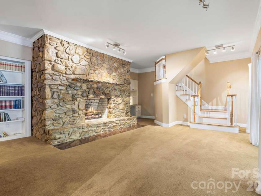 655 21st Avenue, Hickory, NC 28601.  MLS# CAR4381093, YatesRealty ID 24715. 