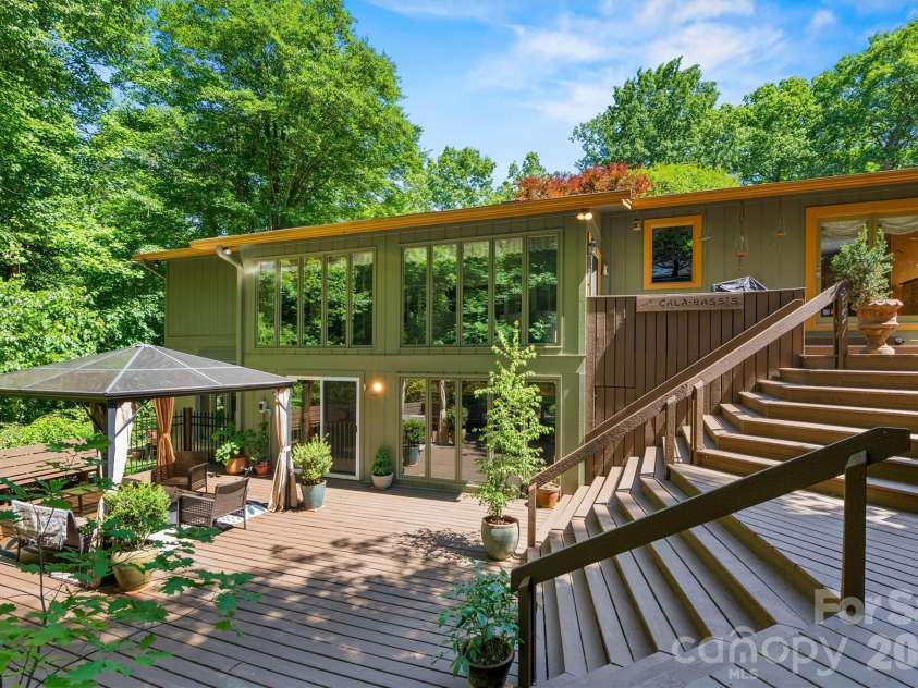 655 21st Avenue, Hickory, NC 28601.  MLS# CAR4381093, YatesRealty ID 24715. 