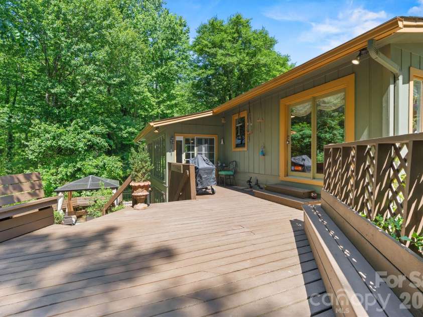 655 21st Avenue, Hickory, NC 28601.  MLS# CAR4381093, YatesRealty ID 24715. 