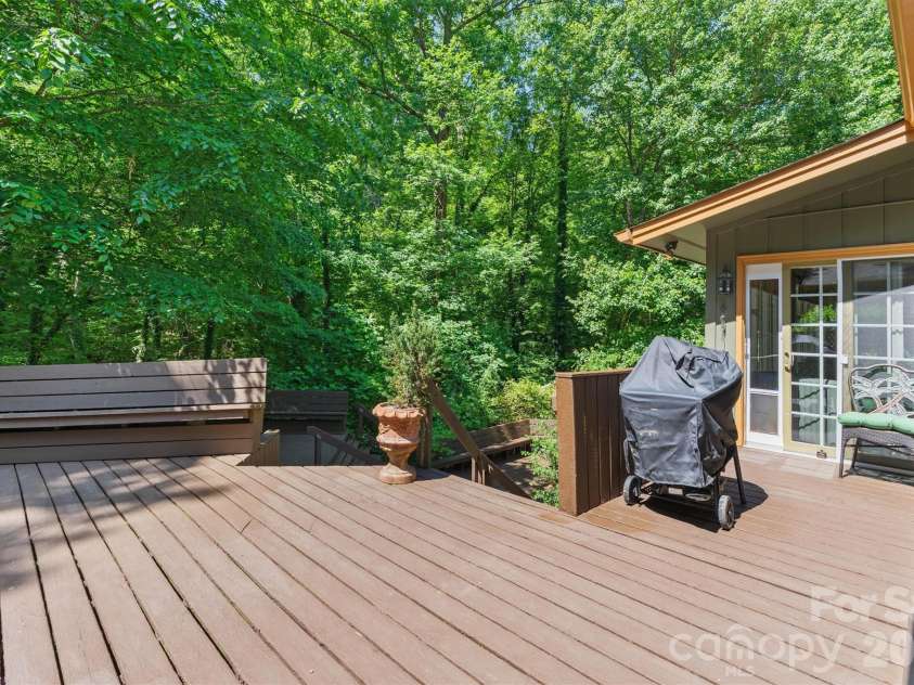 655 21st Avenue, Hickory, NC 28601.  MLS# CAR4381093, YatesRealty ID 24715. 