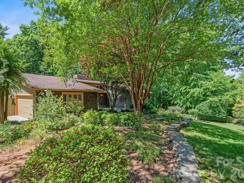 655 21st Avenue, Hickory, NC 28601.  MLS# CAR4381093, YatesRealty ID 24715. 