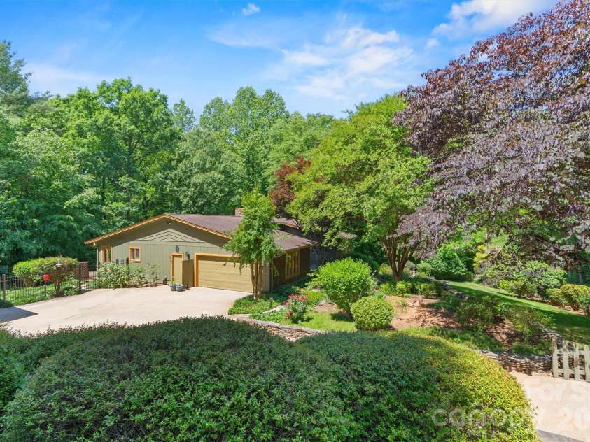 655 21st Avenue, Hickory, NC 28601.  MLS# CAR4381093, YatesRealty ID 24715. 