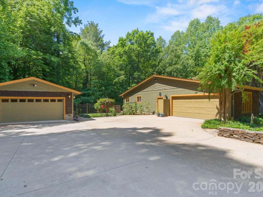 655 21st Avenue, Hickory, NC 28601.  MLS# CAR4381093, YatesRealty ID 24715. 