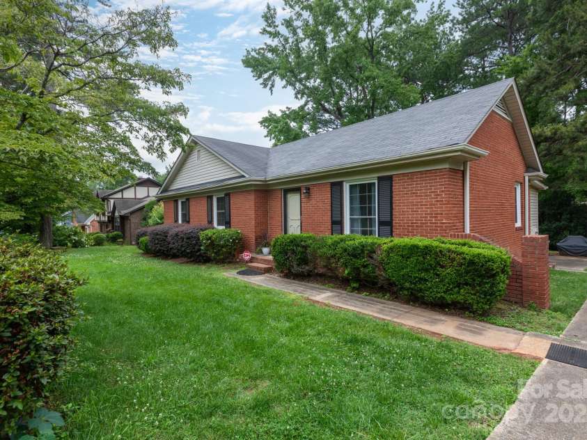 5727 Faulconbridge Road, Charlotte, NC 28227.  MLS# CAR4273885, YatesRealty ID 24716. 