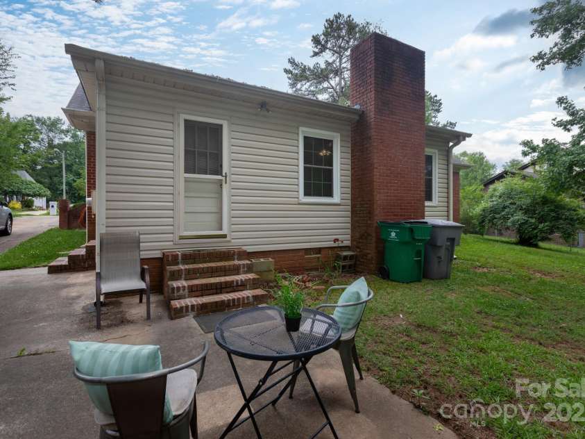 5727 Faulconbridge Road, Charlotte, NC 28227.  MLS# CAR4273885, YatesRealty ID 24716. 