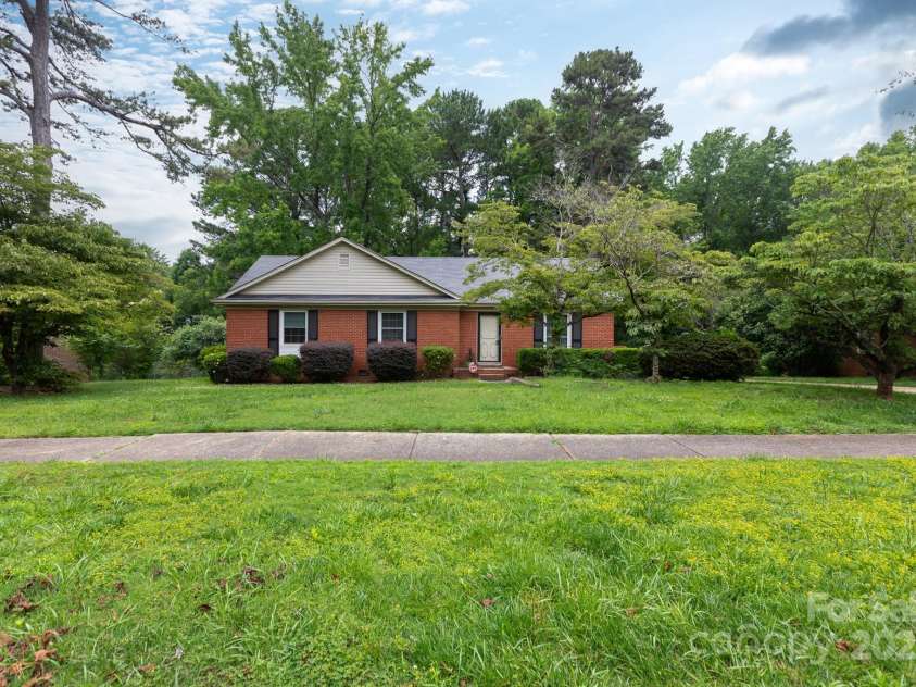 5727 Faulconbridge Road, Charlotte, NC 28227.  MLS# CAR4273885, YatesRealty ID 24716. 