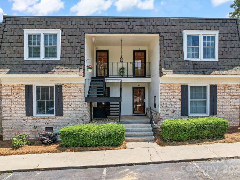 3520 Colony Road, Charlotte, NC 28211.  MLS# CAR4264830, YatesRealty ID 24717. Charming garden condo in prime South Park location!!