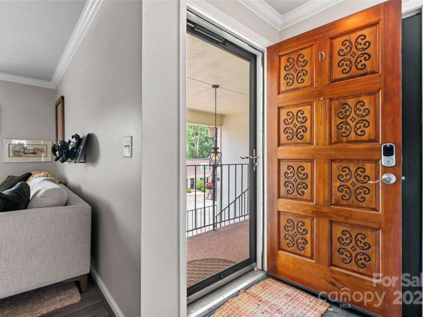 3520 Colony Road, Charlotte, NC 28211.  MLS# CAR4264830, YatesRealty ID 24717. Entry foyer