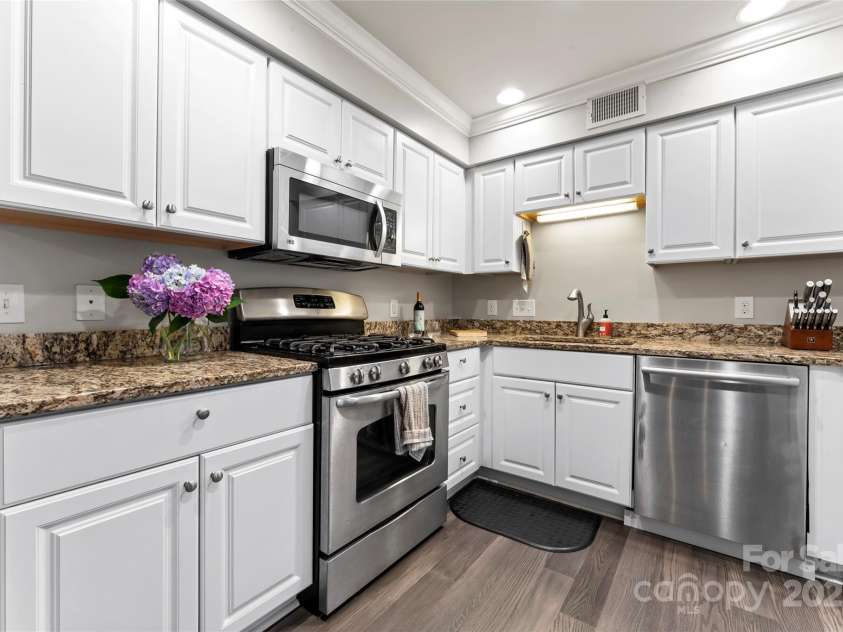 3520 Colony Road, Charlotte, NC 28211.  MLS# CAR4264830, YatesRealty ID 24717. Kitchen