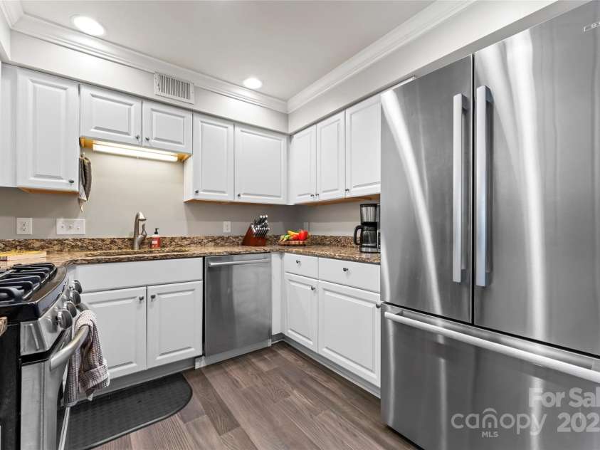 3520 Colony Road, Charlotte, NC 28211.  MLS# CAR4264830, YatesRealty ID 24717. Kitchen