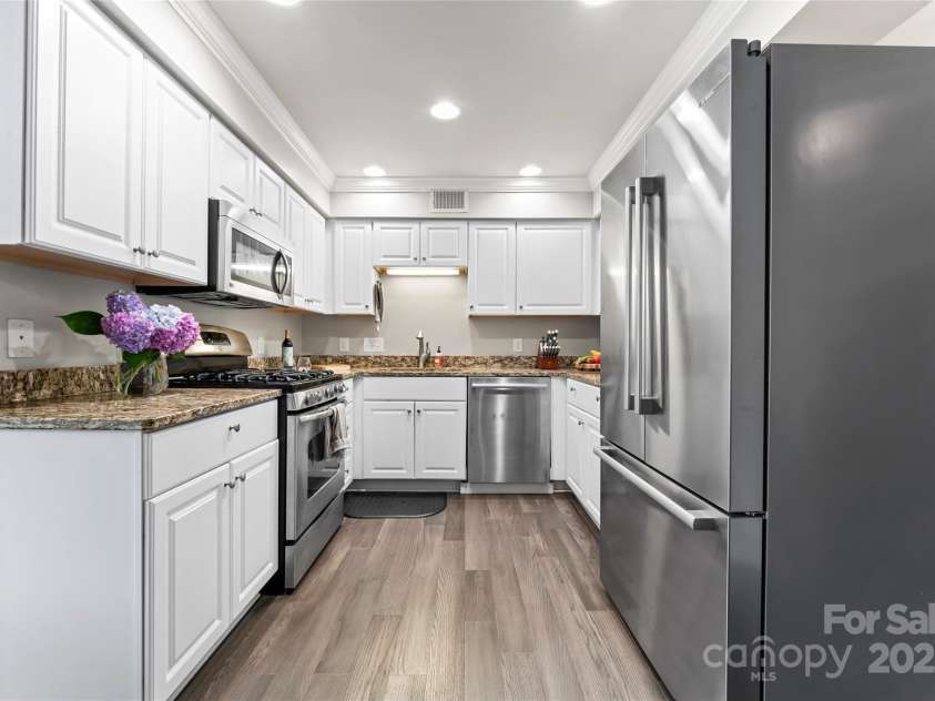 3520 Colony Road, Charlotte, NC 28211.  MLS# CAR4264830, YatesRealty ID 24717. Kitchen