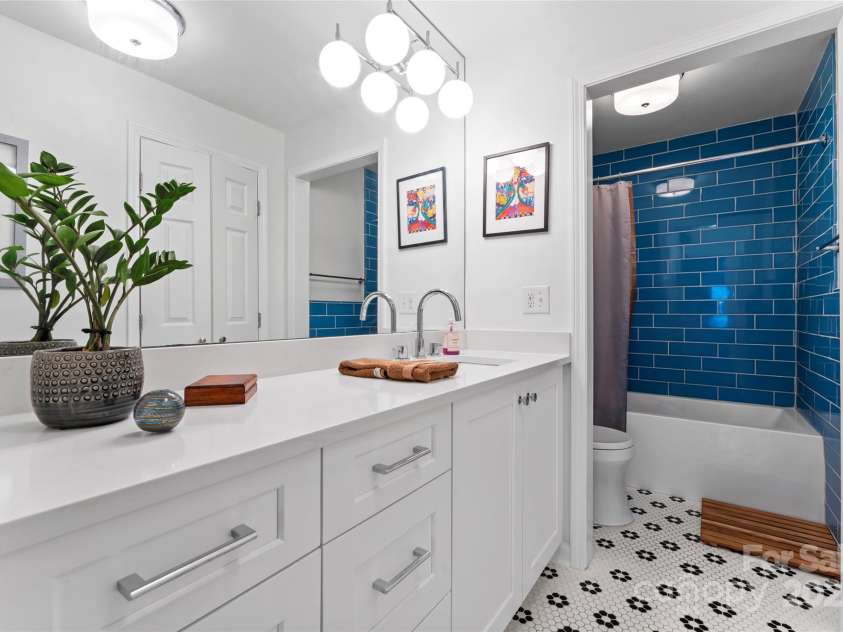 3520 Colony Road, Charlotte, NC 28211.  MLS# CAR4264830, YatesRealty ID 24717. Updated Full Bath...gorgeous!