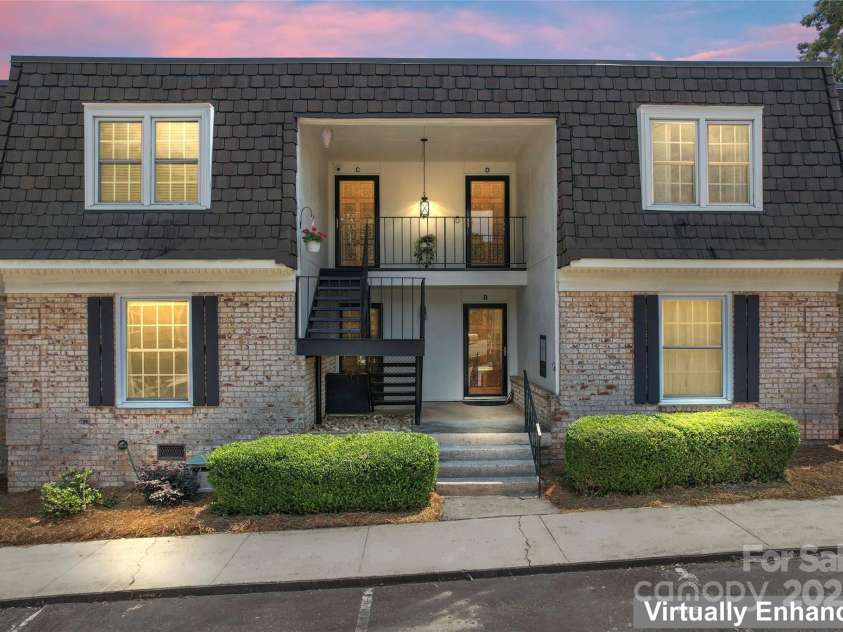 3520 Colony Road, Charlotte, NC 28211.  MLS# CAR4264830, YatesRealty ID 24717. Welcome to this 2nd floor condo...perfect location!