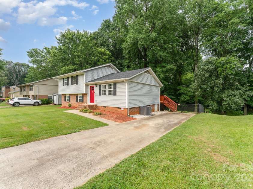 611 King Arthur Drive, Gastonia, NC 28056.  MLS# CAR4276530, YatesRealty ID 24718. 