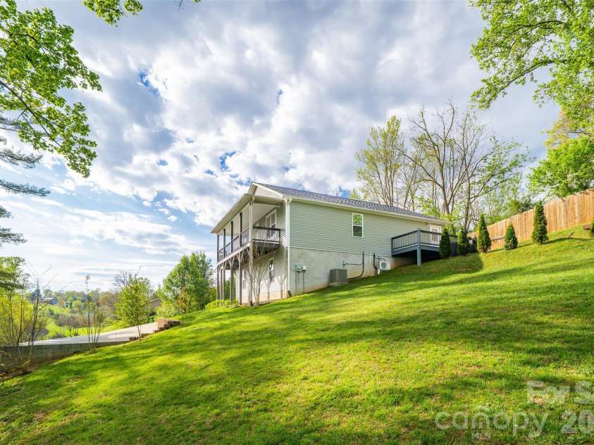 16 DanielBrooke Drive, Asheville, NC 28806.  MLS# CAR4371229, YatesRealty ID 24719. 