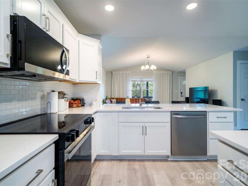 16 DanielBrooke Drive, Asheville, NC 28806.  MLS# CAR4371229, YatesRealty ID 24719. 