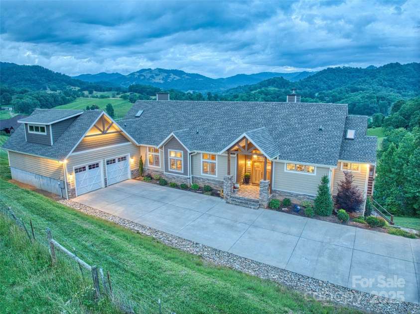 164 Flowing Hills Drive, Clyde, NC 28721.  MLS# CAR4277265, YatesRealty ID 24720. 