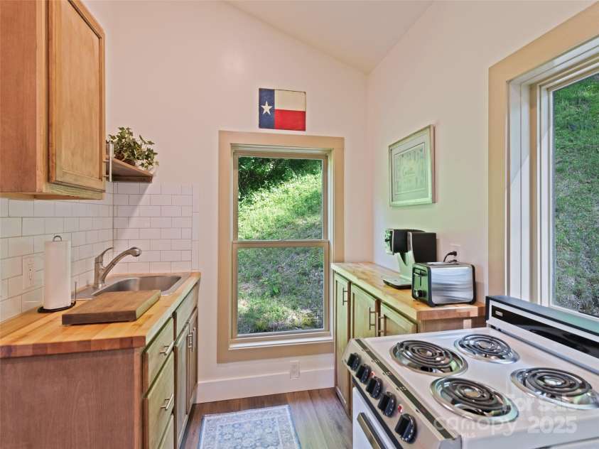 164 Flowing Hills Drive, Clyde, NC 28721.  MLS# CAR4277265, YatesRealty ID 24720. 