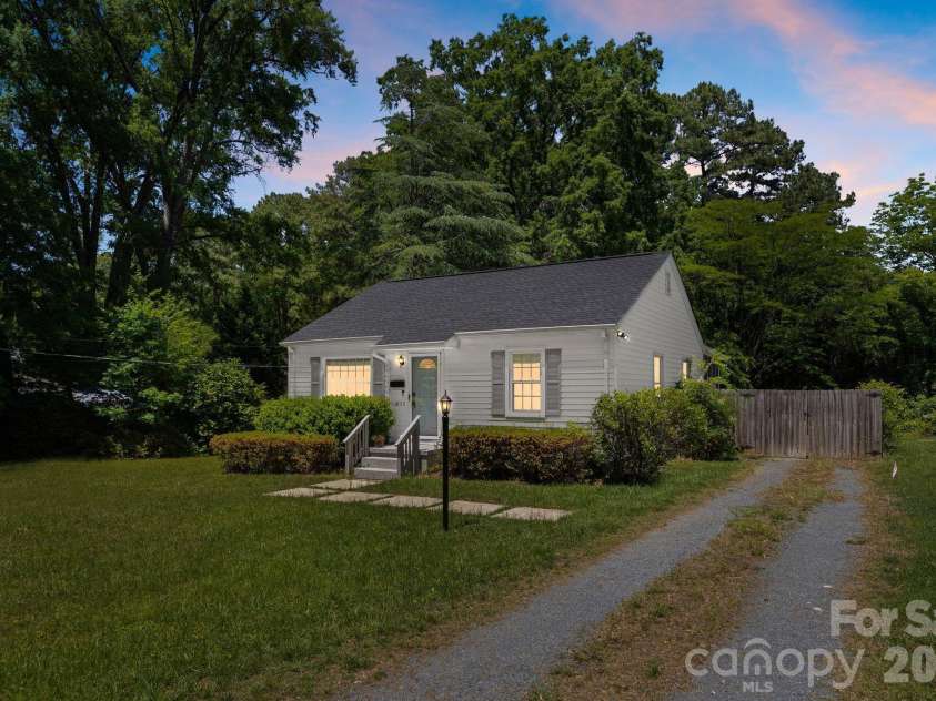 5235 Auburndale Road, Charlotte, NC 28205.  MLS# CAR4381589, YatesRealty ID 24721. 